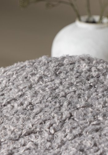 VENTURE DESIGN Hagön Relaxsessel mit Fußhocker – grauer Stoff, weiß getünchtes Holz und verchromtes Metall