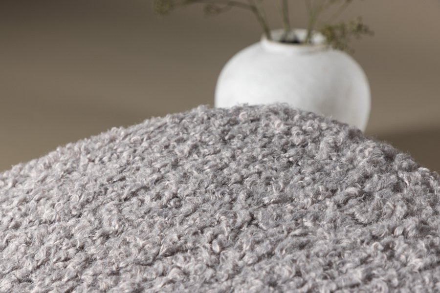 VENTURE DESIGN Hagön Relaxsessel mit Fußhocker – grauer Stoff, weiß getünchtes Holz und verchromtes Metall