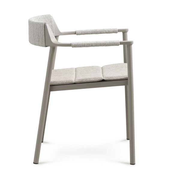 Salina hagestol, med armlener og pute - sandfarget stoff og aluminium