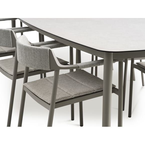 Salina hagestol, med armlener og pute - sandfarget stoff og aluminium