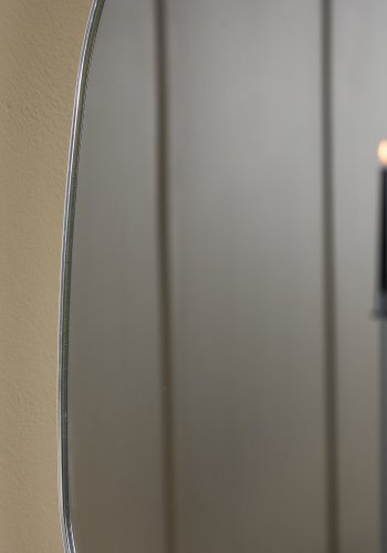 VENTURE DESIGN Askersund Wandspiegel, organisch – Spiegelglas und silbernes Aluminium (65x40)