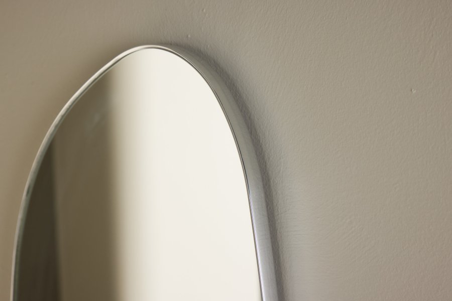 VENTURE DESIGN Askersund Wandspiegel, organisch – Spiegelglas und silbernes Aluminium (65x40)