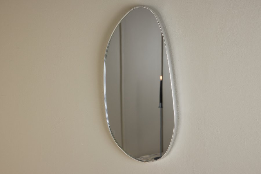 VENTURE DESIGN Borgholm Wandspiegel, organisch – Spiegelglas und silbernes Aluminium (55x30)