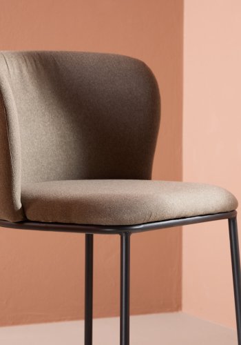 VENTURE DESIGN Edina Esszimmerstuhl – brauner Stoff und schwarzer Stahl