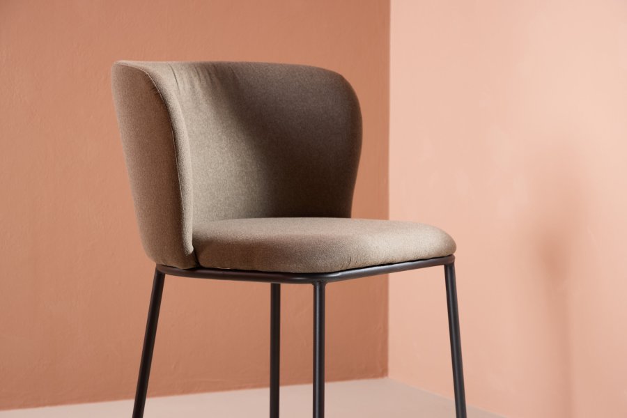 VENTURE DESIGN Edina Esszimmerstuhl – brauner Stoff und schwarzer Stahl