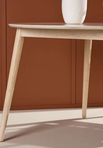 VENTURE DESIGN Flora Esstisch, rund – weiß gekalktes Furnier und Gummibaumholz (120)