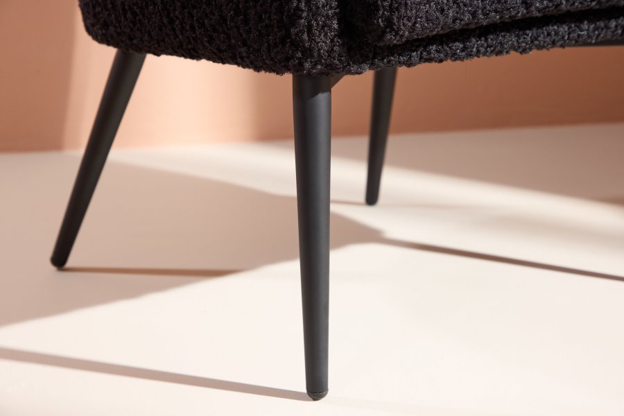 VENTURE DESIGN Fluffy Sessel, mit Armlehnen – schwarzer Polyester-Teddystoff und Stahl