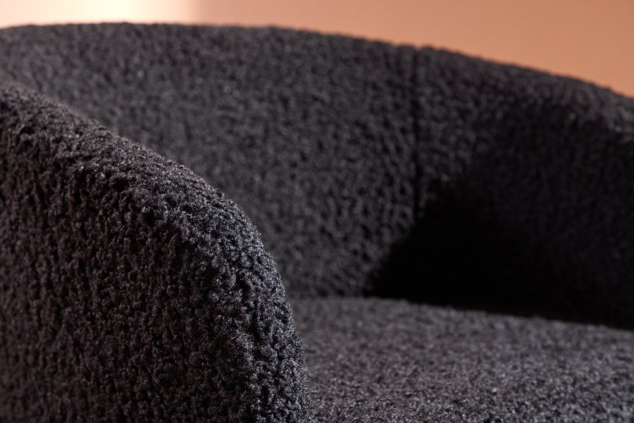 VENTURE DESIGN Fluffy Sessel, mit Armlehnen – schwarzer Polyester-Teddystoff und Stahl