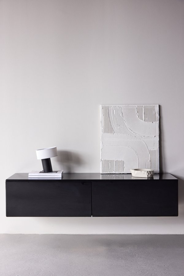 VENTURE DESIGN Fristad v�gh�ngt TV-bord , m. 2 skuffer - sort blank PU-lak MDF (160x45x35) 