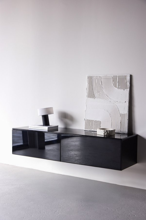 VENTURE DESIGN Fristad v�gh�ngt TV-bord , m. 2 skuffer - sort blank PU-lak MDF (160x45x35) 