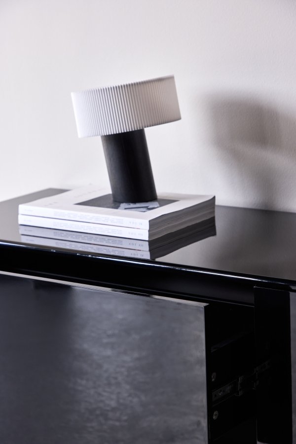 VENTURE DESIGN Fristad v�gh�ngt TV-bord , m. 2 skuffer - sort blank PU-lak MDF (160x45x35) 