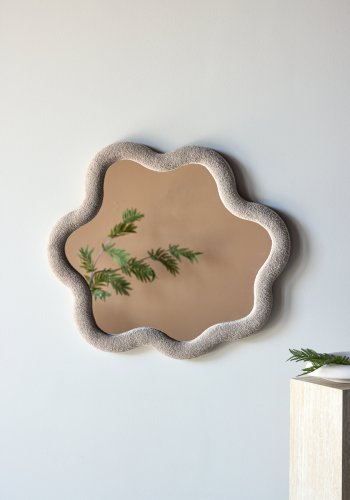 VENTURE DESIGN Kungsbacka v�gspejl, organisk - spejlglas og beige boucl� (70x70)