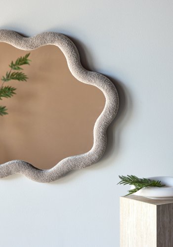 VENTURE DESIGN Kungsbacka veggspeil, organisk - speilglass og beige boucl� (70x70)