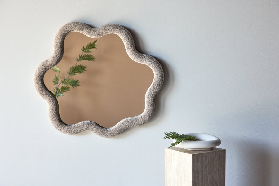 VENTURE DESIGN Kungsbacka veggspeil, organisk - speilglass og beige boucl� (70x70)