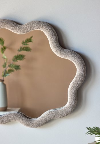 VENTURE DESIGN Kungsbacka v�gspejl, organisk - spejlglas og beige boucl� (70x70)