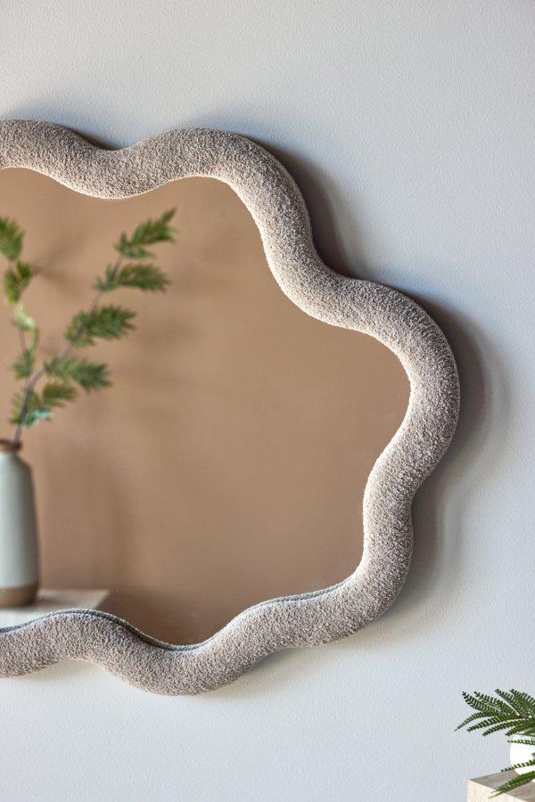 VENTURE DESIGN Kungsbacka v�gspejl, organisk - spejlglas og beige boucl� (70x70)