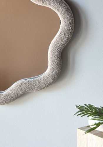 VENTURE DESIGN Kungsbacka veggspeil, organisk - speilglass og beige boucl� (70x70)