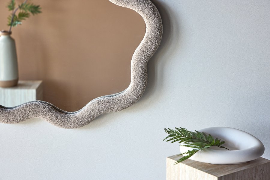 VENTURE DESIGN Kungsbacka veggspeil, organisk - speilglass og beige boucl� (70x70)