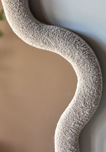 VENTURE DESIGN Kungsbacka veggspeil, organisk - speilglass og beige boucl� (70x70)
