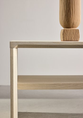 VENTURE DESIGN Telemarket sofabord, m. 1 hylde - hvidvasket 3D-papir (110x50x38)