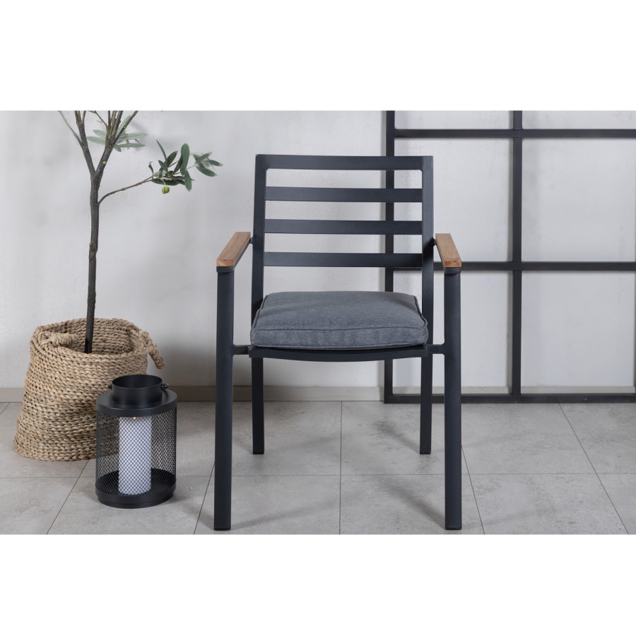 VENTURE DESIGN Brasilia hagestol, med armlener og mrkegr pute - naturlig teak og svart aluminium