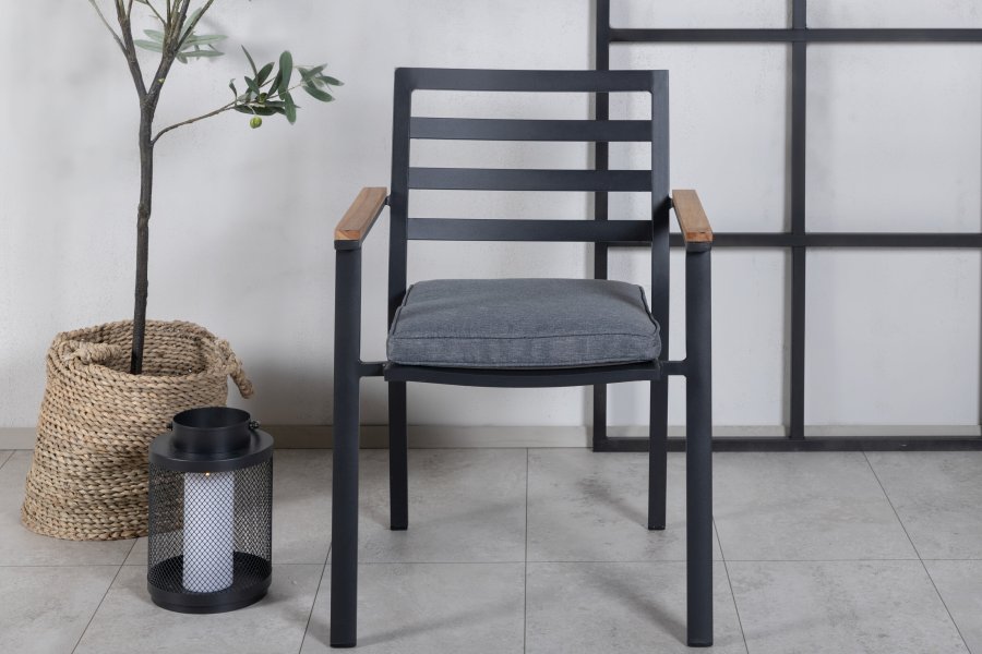 VENTURE DESIGN Brasilia hagestol, med armlener og m�rkegr� pute - naturlig teak og svart aluminium