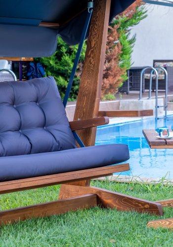 NORDVRK Viva 2400 utendrs trippelhengende sofa - antrasittgrtt polyesterstoff og grantre