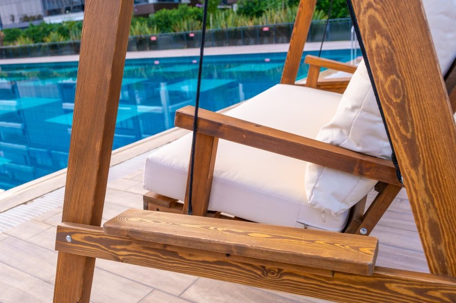 NORDVÄRK Pera 2000 utendrs dobbel hengesofa - beige polyesterstoff og gran