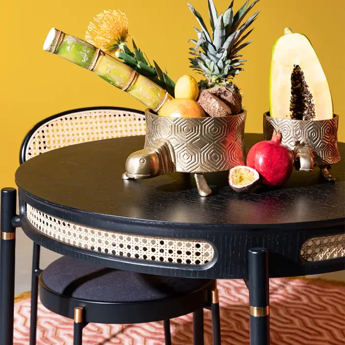 BOLD MONKEY Don't Stop The Webbing Esstisch, rund – schwarzes Furnier, Rattan und schwarzes Eisen (96)