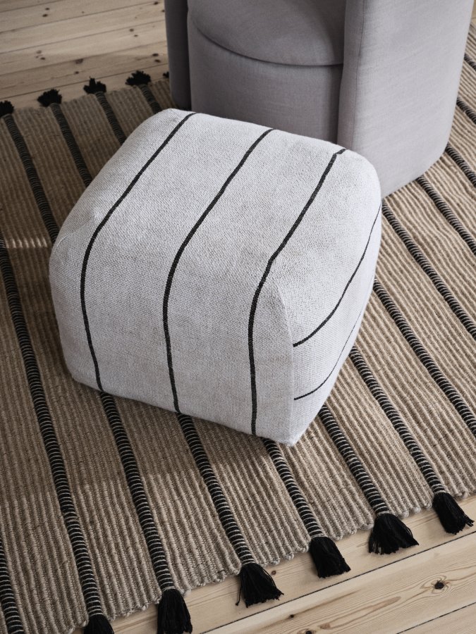 BROSTE COPENHAGEN Sigrid Pouf, quadratisch – Hellbeige und Schwarz (50x50)
