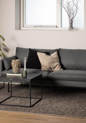 
ACT NORDIC Barossa sofabord - kvadratisk, bordplate sort marmor marquina med ru papiroverflate, stel matt sort pulverlakkert stål
