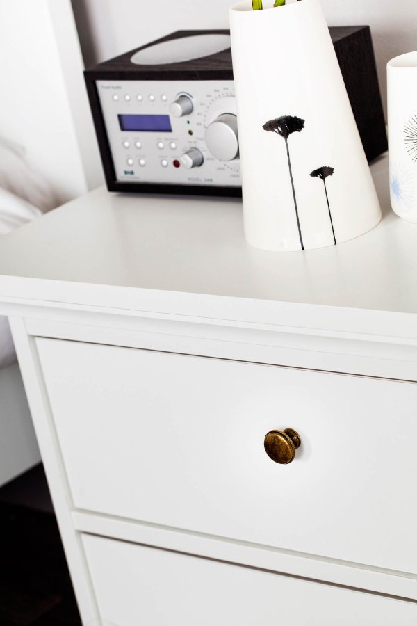 
TVILUM Paris sengebord - hvid træ, m. 2 skuffer
