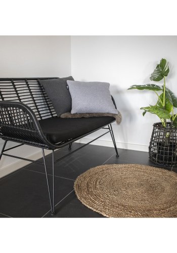HOUSE NORDIC Trieste hagesofa, med pute - sort polyrattan og metall