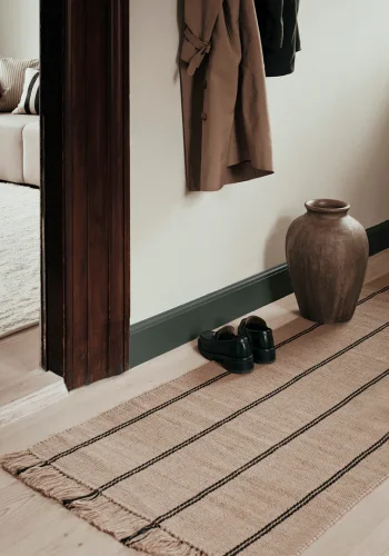 BROSTE COPENHAGEN Yuki Teppich, rechteckig – natürliche Jute und schwarze Baumwolle (200 x 70)