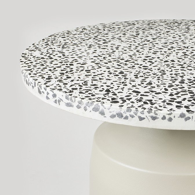 BROSTE COPENHAGEN Agari Beistelltisch, rund – grau/schwarzer Terrazzo und Rainy Day Grauguss (45)