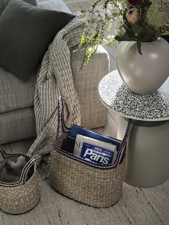 BROSTE COPENHAGEN Agari Beistelltisch, rund – grau/schwarzer Terrazzo und Rainy Day Grauguss (45)