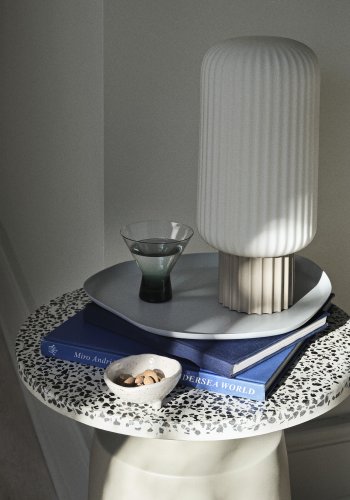 BROSTE COPENHAGEN Agari Beistelltisch, rund – grau/schwarzer Terrazzo und Rainy Day Grauguss (45)