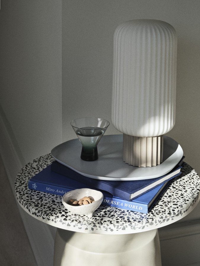 BROSTE COPENHAGEN Agari Beistelltisch, rund – grau/schwarzer Terrazzo und Rainy Day Grauguss (45)