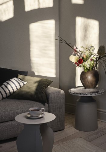 BROSTE COPENHAGEN Agari Beistelltisch, rund – grau/schwarzer Terrazzo und Rainy Day Grauguss (45)