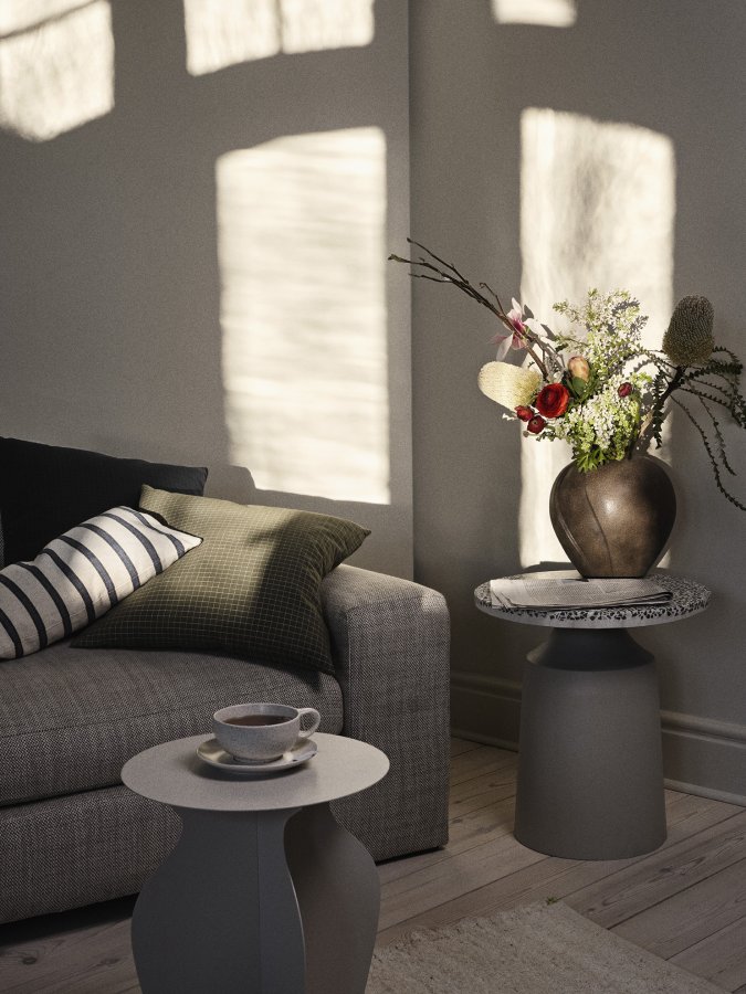 BROSTE COPENHAGEN Agari Beistelltisch, rund – grau/schwarzer Terrazzo und Rainy Day Grauguss (45)