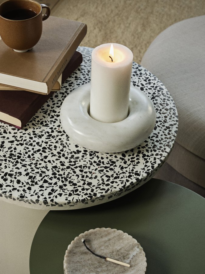 BROSTE COPENHAGEN Agari Beistelltisch, rund – grau/schwarzer Terrazzo und Rainy Day Grauguss (45)