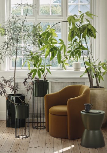 BROSTE COPENHAGEN Fenja blomsterpotte med stativ, rund - druebladgrnt jern (sett med 2)