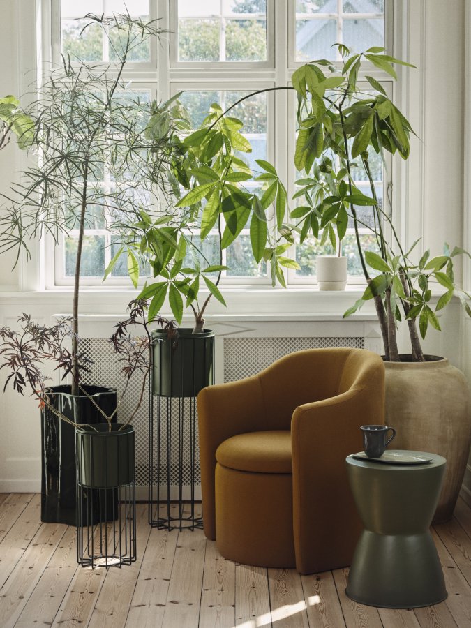 BROSTE COPENHAGEN Fenja blomsterpotte med stativ, rund - druebladgrnt jern (sett med 2)