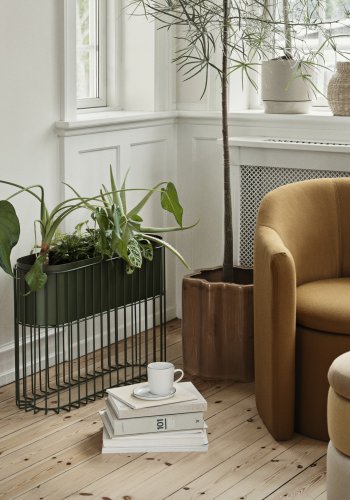 BROSTE COPENHAGEN Fenja blomsterpotte med stativ, oval - druebladgrnt jern (sett med 2)