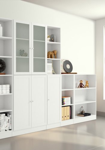 TVILUM Basic bokhylle - hvit/glass, m. 4 drer og 4 hyller (H: 203,2 cm x 79 cm x 28,3 cm)