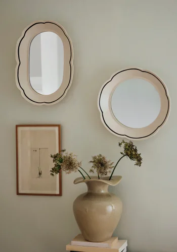 BROSTE COPENHAGEN Hilma Wandspiegel, oval – Spiegelglas und cremeweiße/schwarze Keramik (45 x 30)