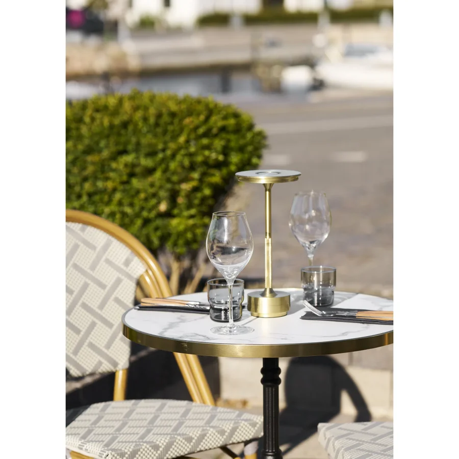 HOUSE NORDIC uteserveringsbord, rundt - hvit marmorlignende bordplate med gullkant og svart st�pejern (�60)