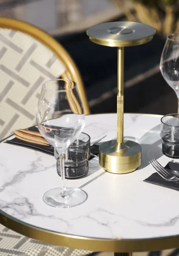 HOUSE NORDIC uteserveringsbord, rundt - hvit marmorlignende bordplate med gullkant og svart st�pejern (�60)