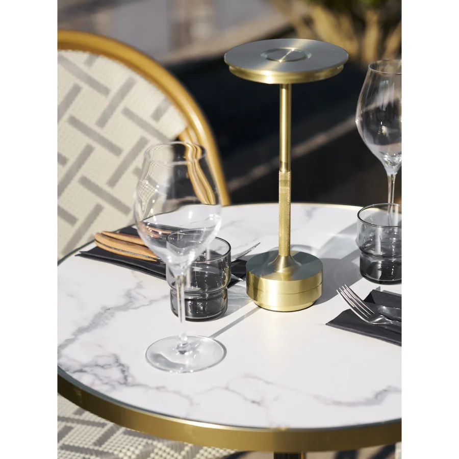 HOUSE NORDIC uteserveringsbord, rundt - hvit marmorlignende bordplate med gullkant og svart st�pejern (�60)