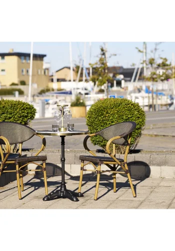 HOUSE NORDIC uteserveringsbord, rundt - hvit marmorlignende bordplate med gullkant og svart st�pejern (�60)